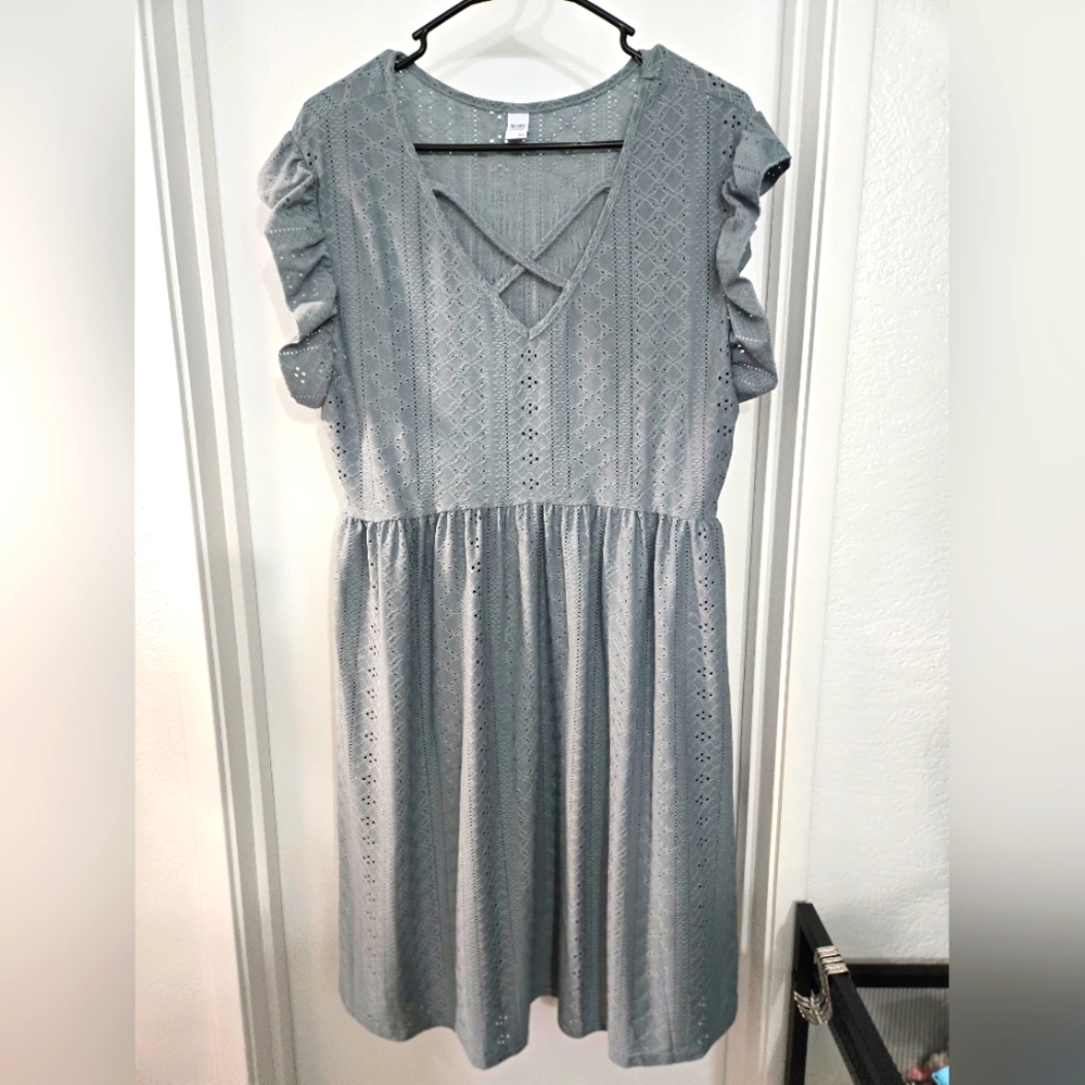 Green Knee-Length Sundress with Pleated Skirt and Flutter Sleeves